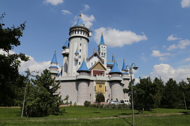 Château de conte de fées dans le parc culturel et artistique de Sazova dans la ville d'Eskisehir