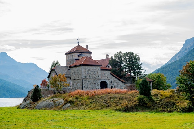 Château de Crap da Sass sur le lac de Silvaplana