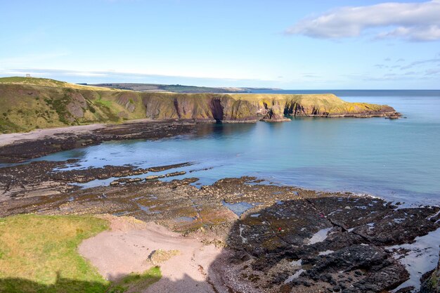 Château de Donnottarr en Ecosse sur le magnifique paysage de la côte de la mer du Nord