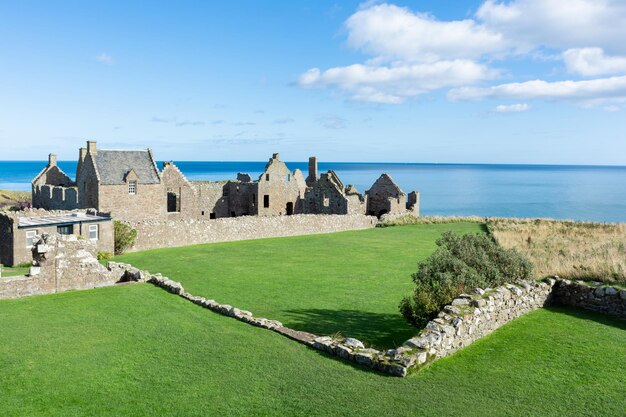 Château de Donnottarr en Ecosse sur le magnifique paysage de la côte de la mer du Nord