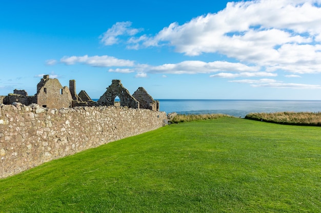 Château de Donnottarr en Ecosse sur le magnifique paysage de la côte de la mer du Nord