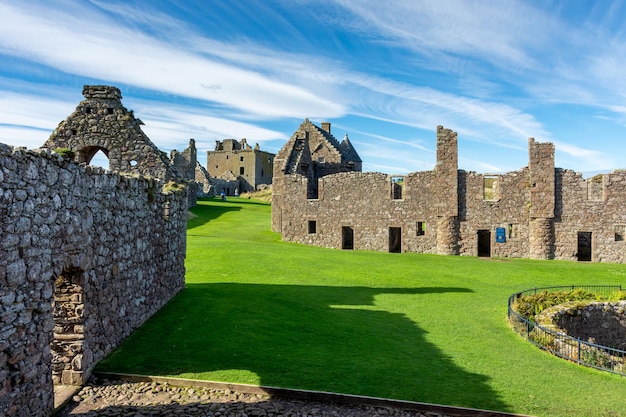 Château de Donnottarr en Ecosse sur le magnifique paysage de la côte de la mer du Nord