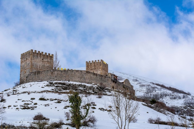 Château du village d'Argueso dans la province de Cantabrie Espagne un jour d'hiver enneigé