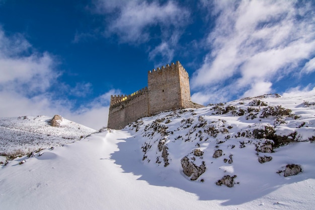 Château du village d'Argueso dans la province de Cantabrie Espagne un jour d'hiver enneigé