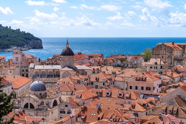 Château de Dubrovnik entouré par la mer Adriatique en Croatie avec un ciel clair