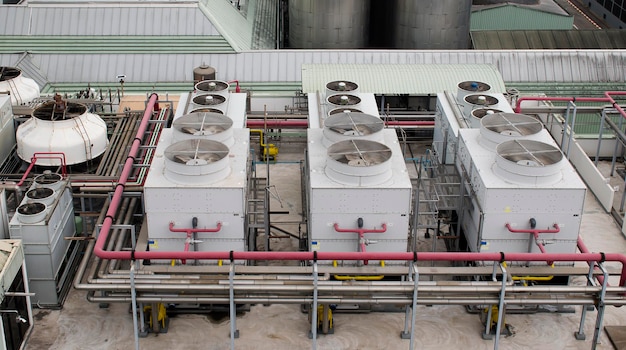 Château d'eau de refroidissement sur le toit de l'usine de l'industrie