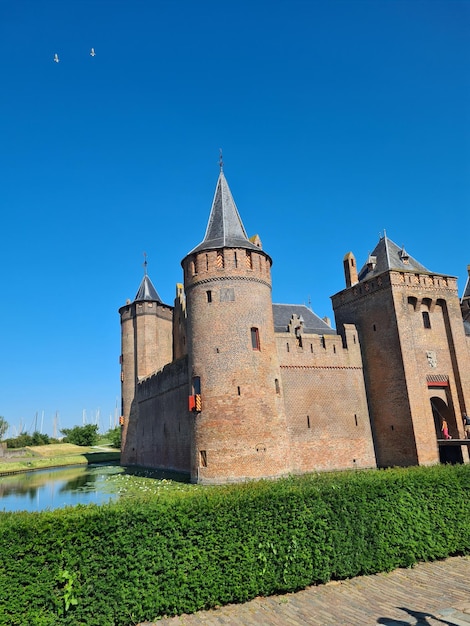 un château avec une étiquette rouge sur le devant et le chiffre 3 sur le devant.