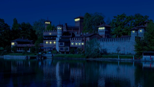 le château étonnant de valentino dans la nuit