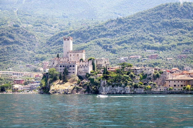 Un château sur une falaise surplombant l'eau