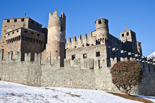 Photo le château de fenis est l'un des châteaux les plus célèbres de la vallée d'aoste - italie pour son architecture spectaculaire et ses nombreuses tours