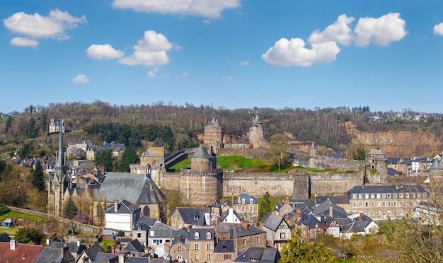 Le château de Fougères France panorama de printemps construit en 1215 siècle