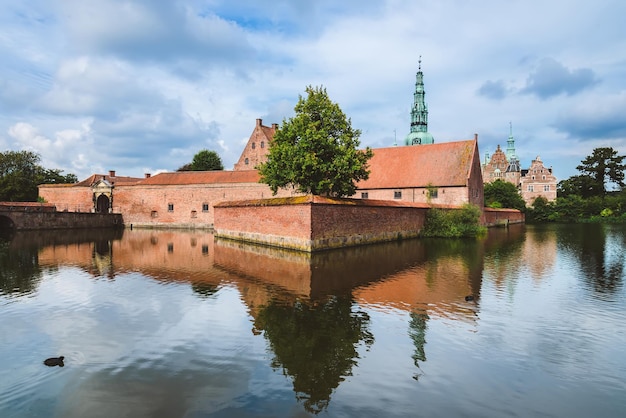Château de Frederiksborg reflété dans le lac à Copenhague Danemark