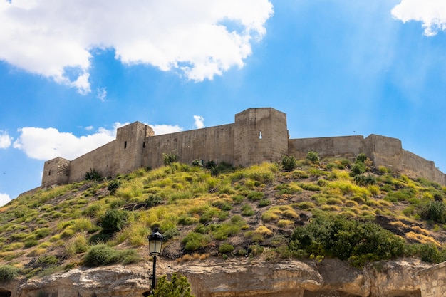 Château de Gaziantep en Turquie. Paysage de château avec ciel bleu et nuages.