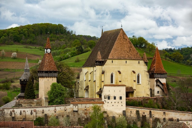 Un château avec une horloge au sommet