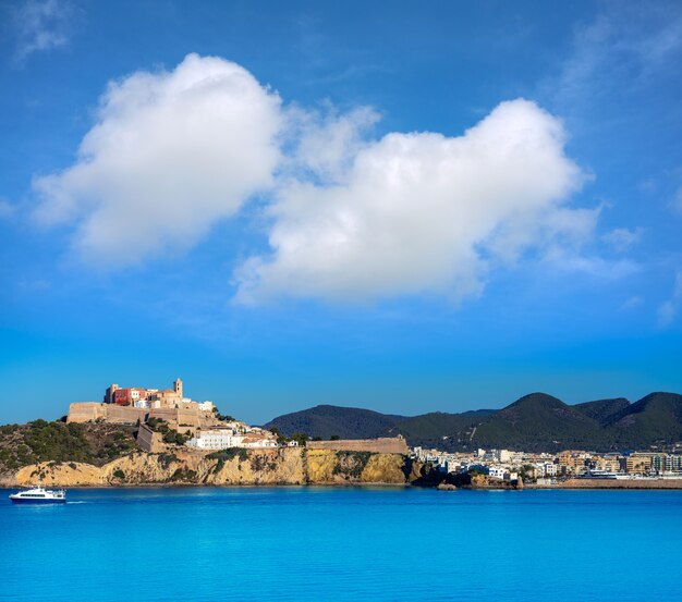 Château d&#39;Ibiza Eivissa et la skyline des Baléares