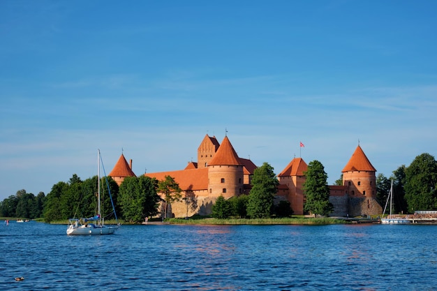 Château de l'île de Trakai dans le lac Galve Lituanie