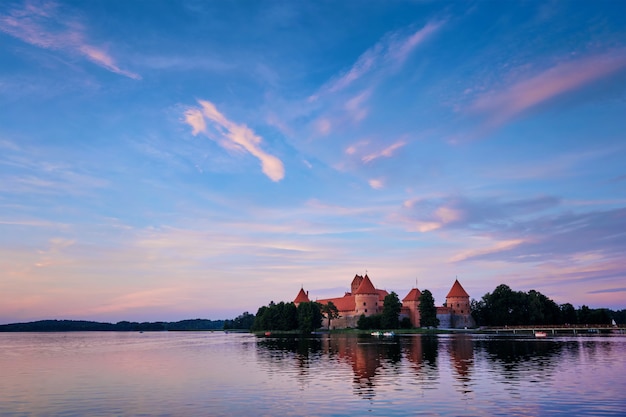 Château de l'île de Trakai dans le lac Galve, Lituanie