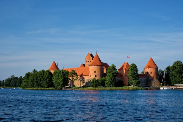 Château de l'île de Trakai dans le lac galve lituanie