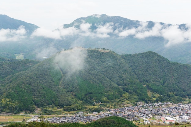 Château japonais de Takeda sur la montagne