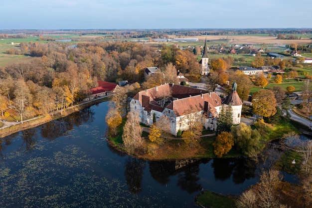 Le château de Jaunpils a été construit en 1301 en tant que forteresse de l'Ordre de Livonie Lettonie Vue aérienne de drone