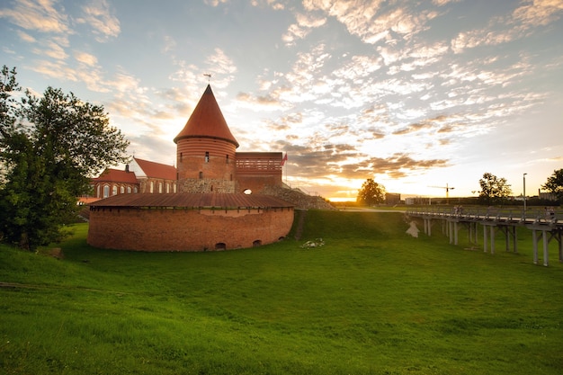 Château de Kaunas dans le style gothique en été au coucher du soleil, Lituanie