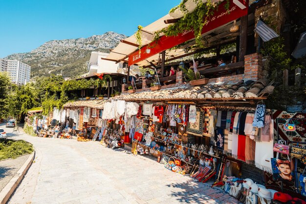 Photo le château de kruje kruje en albanie le musée skanderbeg en albanie en europe le vieux bazar avec des objets traditionnels