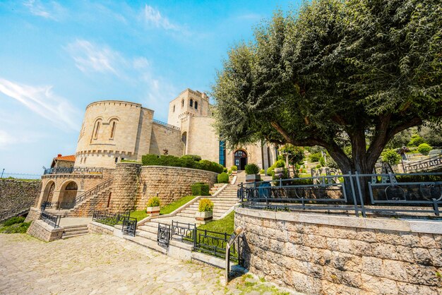 Photo le château de kruje kruje en albanie le musée skanderbeg en albanie