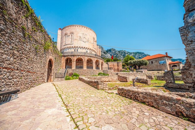 Photo le château de kruje kruje en albanie le musée skanderbeg en albanie