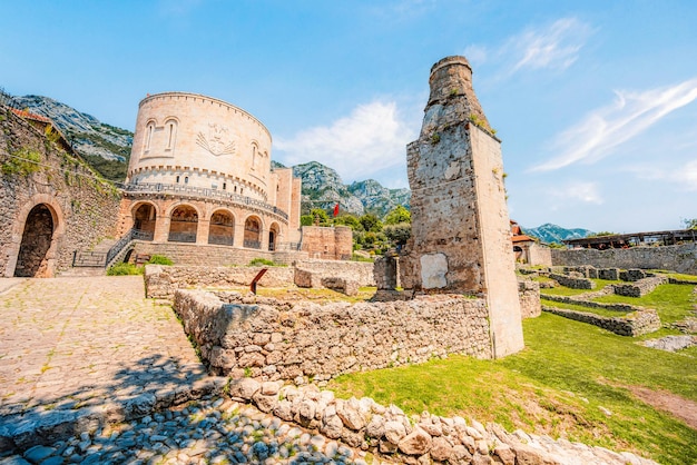 Photo le château de kruje kruje en albanie le musée skanderbeg en albanie