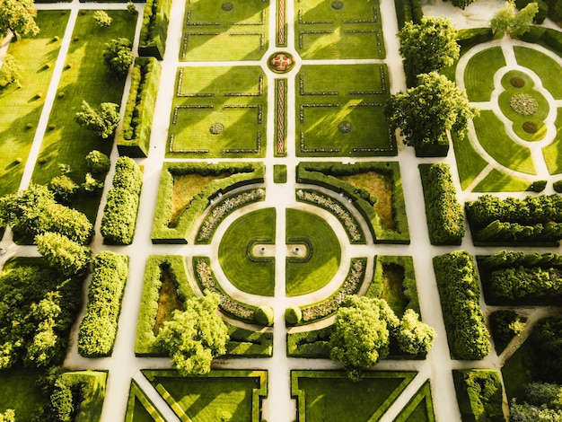 Photo château de lednice avec de beaux jardins et parcs le jour d'été ensoleillé paysage de lednicevaltice région de la moravie du sud site du patrimoine mondial de l'unesco