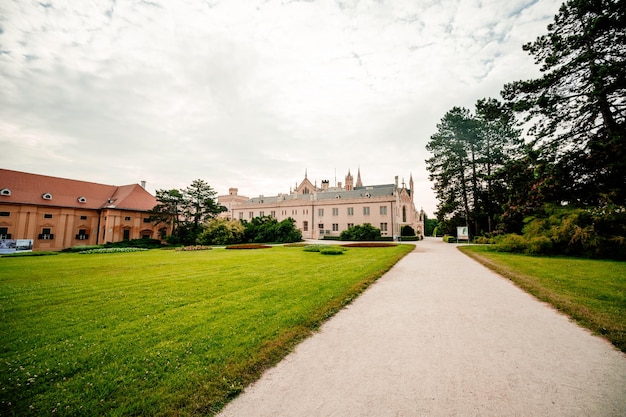 Château de Lednice avec de beaux jardins et parcs Paysage de LedniceValtice Moravie du Sud Site du patrimoine mondial de l'UNESCO