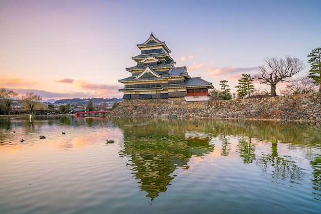 Château de Matsumoto au Japon au crépuscule