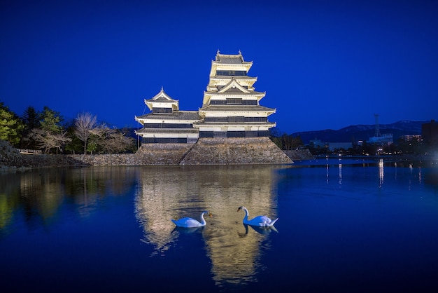 Château de Matsumoto au Japon au crépuscule