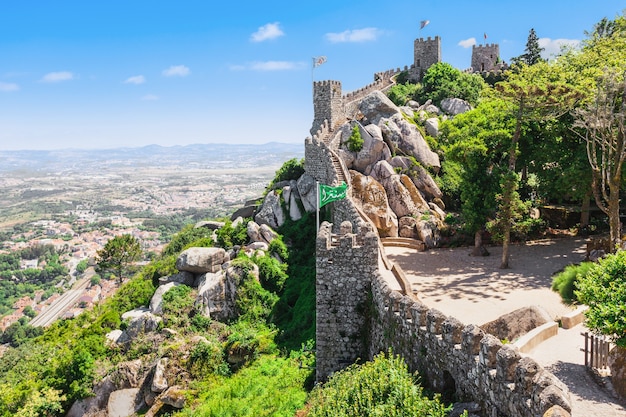 Le Château des Maures est un château médiéval perché à Sintra, Portugal