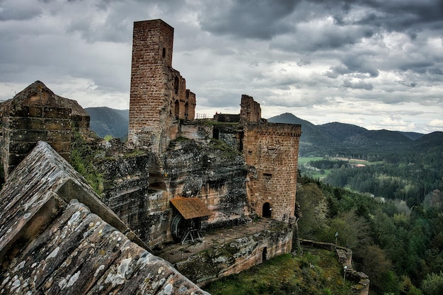 Le château médiéval Altdahn dans la forêt du Palatinat en Allemagne