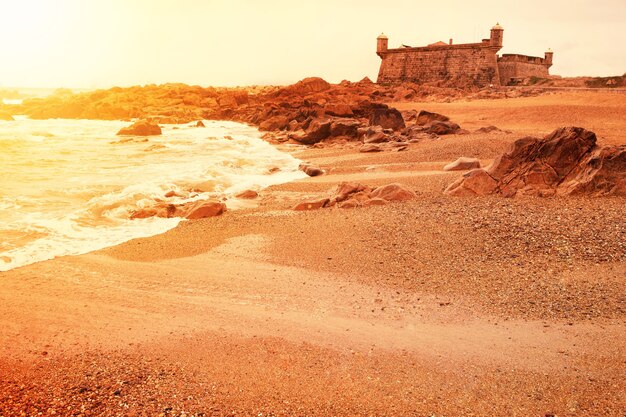 un château médiéval sur une côte à Porto, Portugal