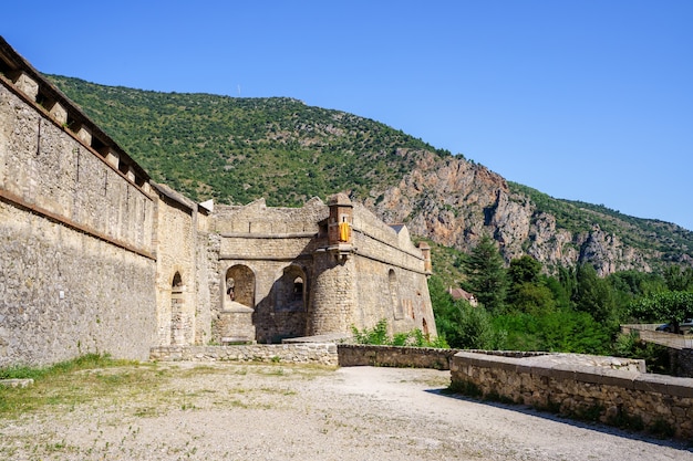 Château médiéval entre les montagnes. Villefranche de conflent en France