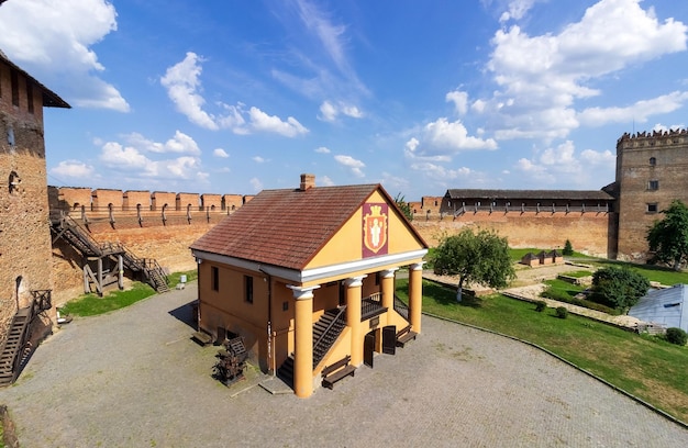 Château médiéval de Loutsk. Point de repère de l'Ukraine. Cour.