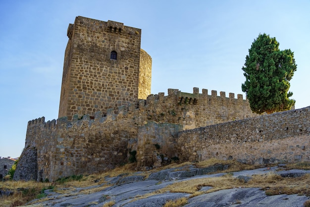 Château médiéval avec sa tour et son mur au coucher du soleil un jour d'été Puente Congosto Salamanca