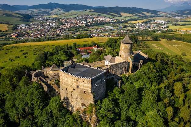 Château médiéval de Stara Lubovna et point de repère en Slovaquie Drone View