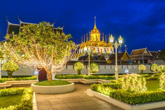 Château métallique laissé uniquement à Bangkok, en Thaïlande, dans le monde, sous un ciel crépuscule