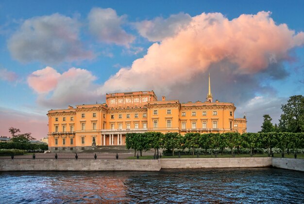 Château de Mikhailovsky (Ingénieurs) à Saint-Pétersbourg près de Fontanka dans les rayons du soleil couchant et un grand nuage rose