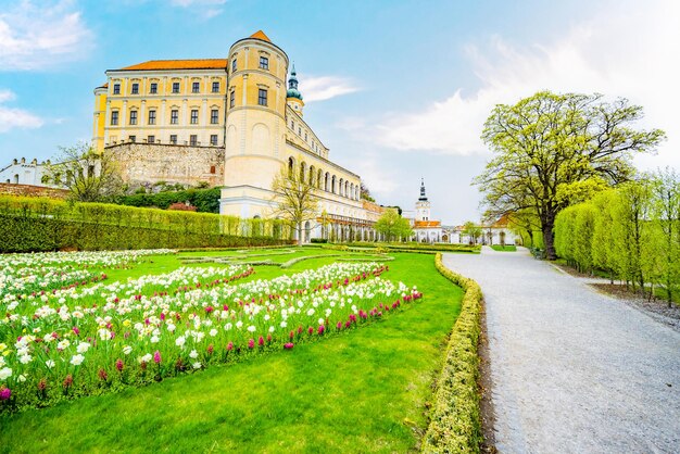 Photo château de mikulov en moravie république tchèque vue depuis le jardin destination de voyage du vin