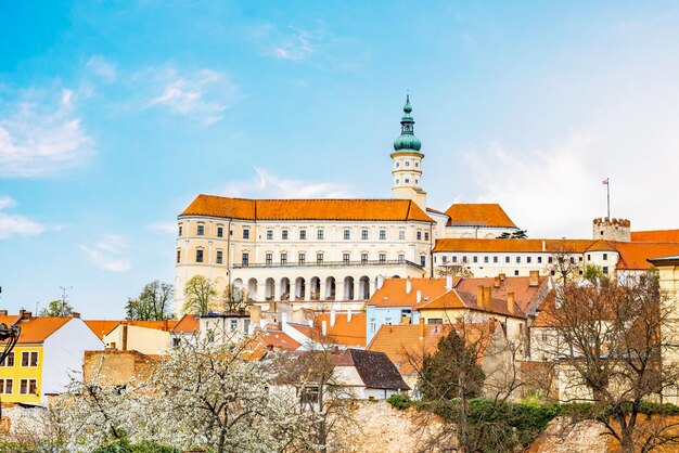 Château de Mikulov en Moravie République tchèque Vue depuis le jardin Destination de voyage du vin