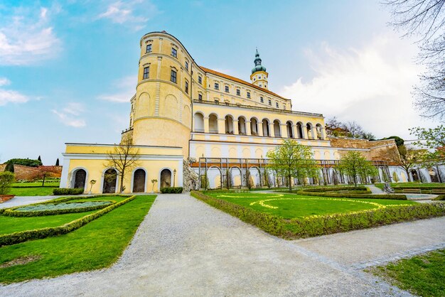 Photo château de mikulov en moravie république tchèque vue depuis le jardin destination de voyage du vin