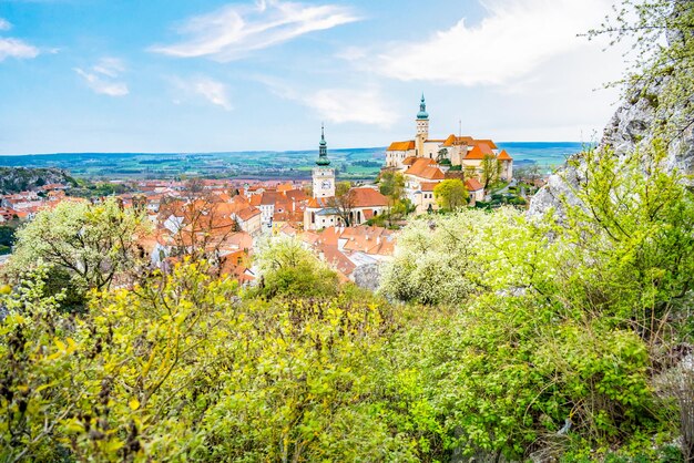 Photo château de mikulov en moravie république tchèque vue depuis le jardin destination de voyage du vin