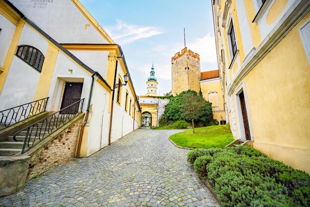 Photo château de mikulov en moravie république tchèque vue depuis le jardin destination de voyage du vin