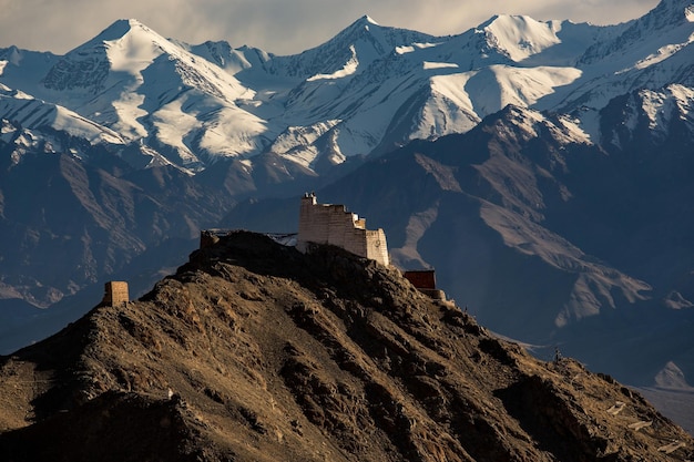 Photo château sur les montagnes pendant l'hiver