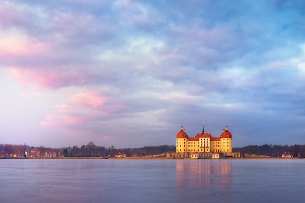 Château de Moritzburg après le lever du soleil à l'heure d'hiver, Allemagne