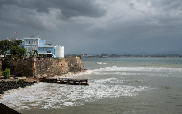 Château Et Murs De La Fortaleza Avec Une Mer Agitée à San Juan Puerto Rico